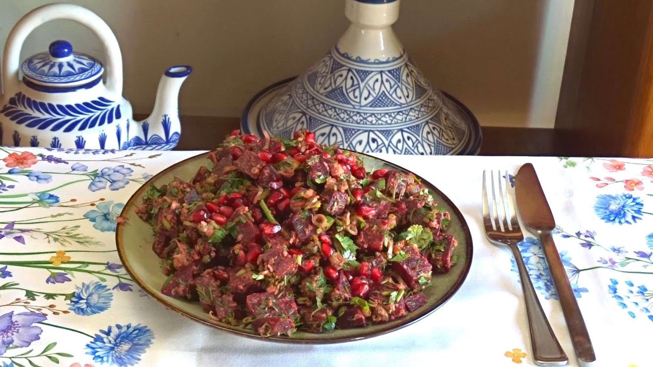 Салат из свеклы с зеленью и орехами.