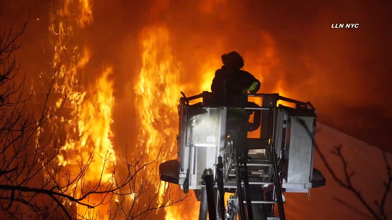 7 Hurt in 4-Alarm House Fire / Williamsburg Brooklyn NYC 12.15.23