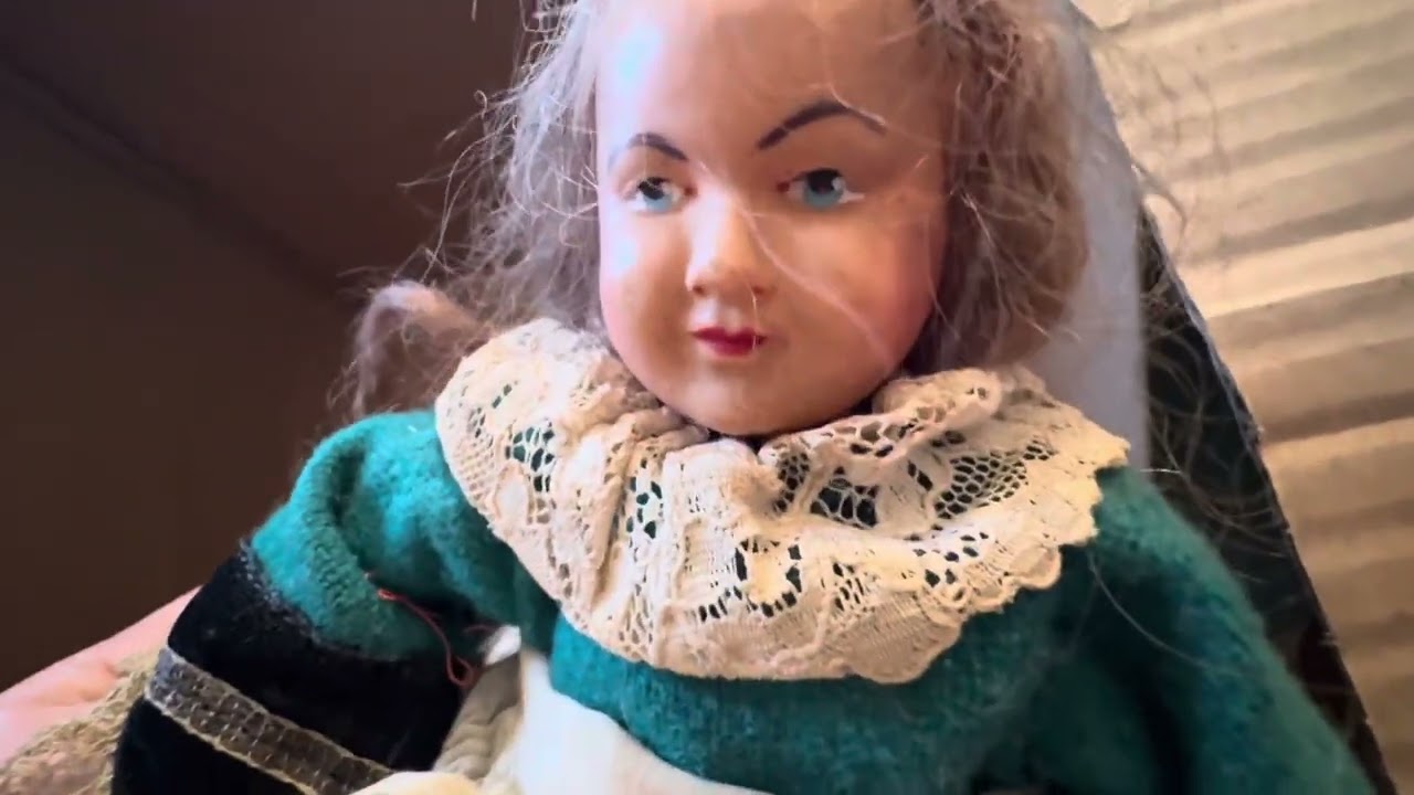 Unboxing an auction lot of vintage dolls