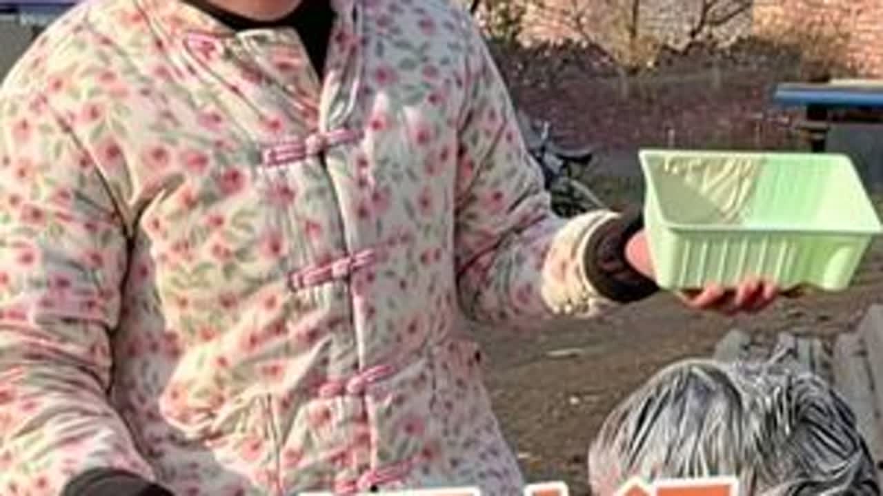 转眼之间父母都老了，孩子也一天天的长大了。想想自己的生活还在泥潭，心里五味杂陈！#小芳的生活#记录真实生活