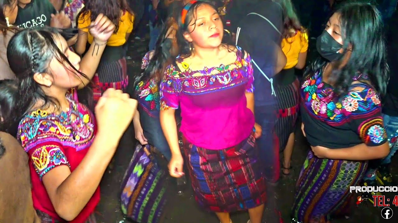 Las chicas disfrutando al baile no importa la lluvia y la octava feria joyabaj