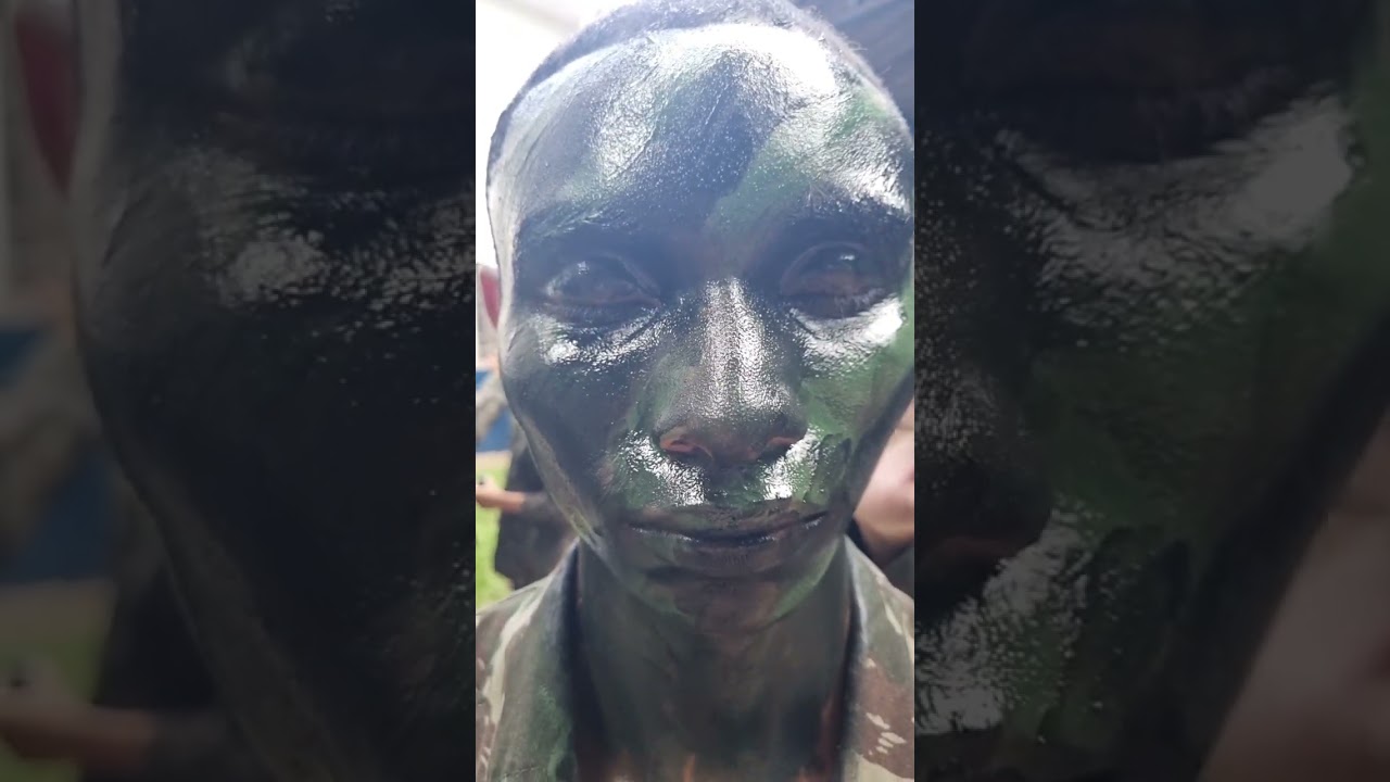 A camuflagem facial é crucial para garantir que os soldados não sejam facilmente detectados.