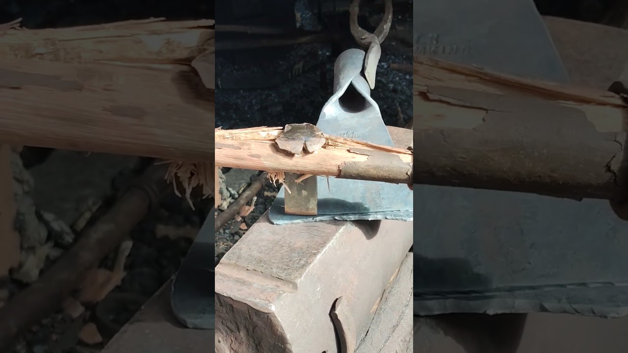 Stamping and Cutting the tip of the palm dodos,,, #blacksmith