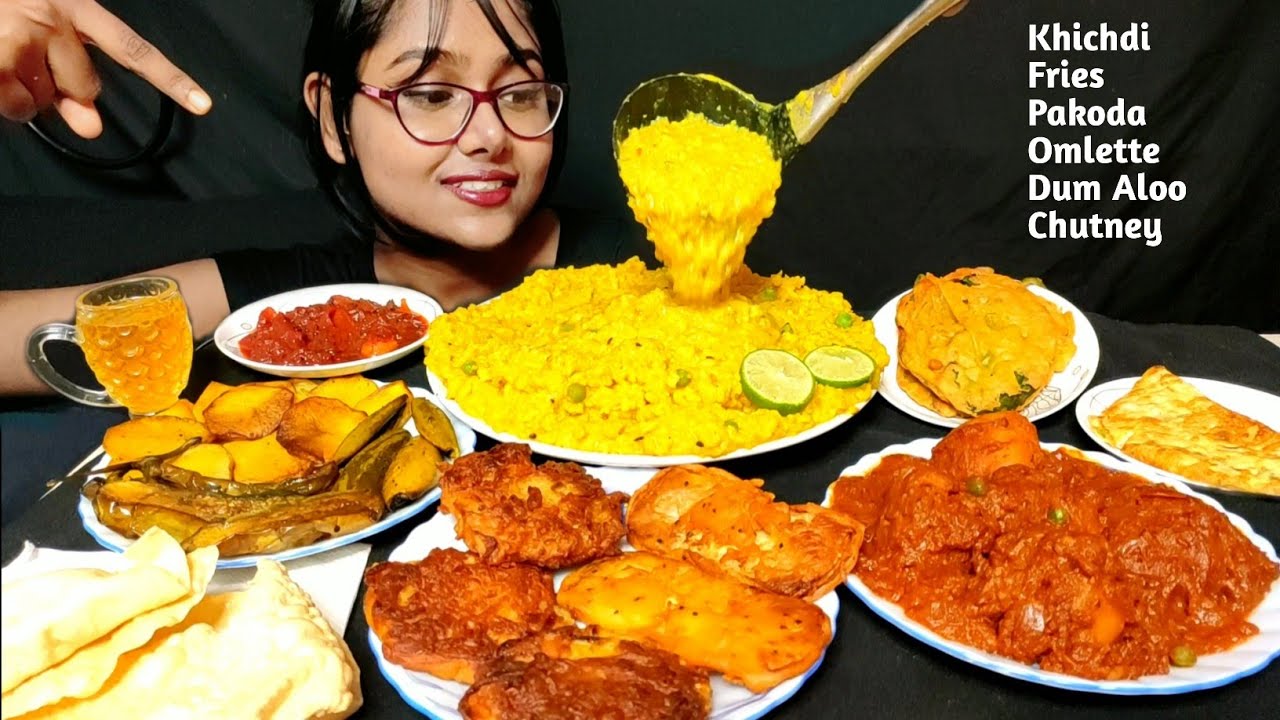 Eating Khichdi, Ghee, Fries, Dum Aloo, Pakoda, Omelette, Chutney | Big Bites | Messy Eating