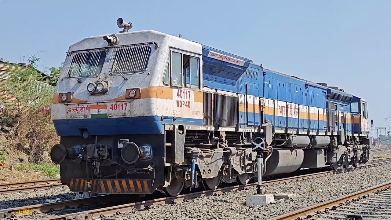Gooty WDP4D Diesel Locomotive | EMD Diesel Engine | Loco Pilot Checking Shunting Signal #wdp4d