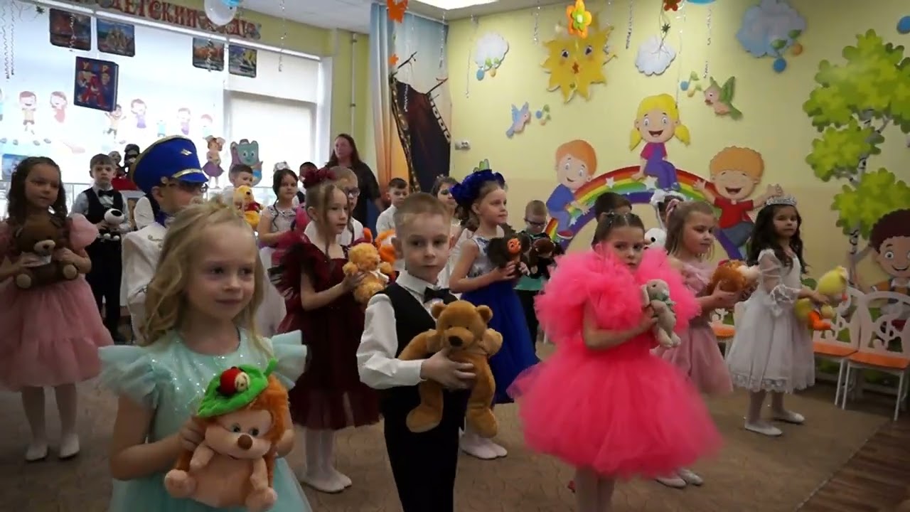 Танец с игрушками в детском саду. Выпускной группы 