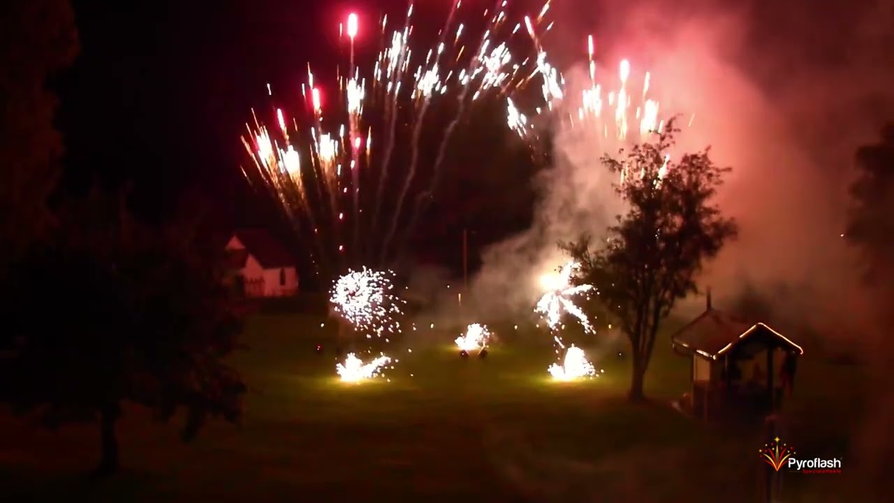 Feuerwerk zum 150-jährigen Gastro-Jubiläum des Hotels Gut Schmelmerhof in Rettenbach (St. Englmar)