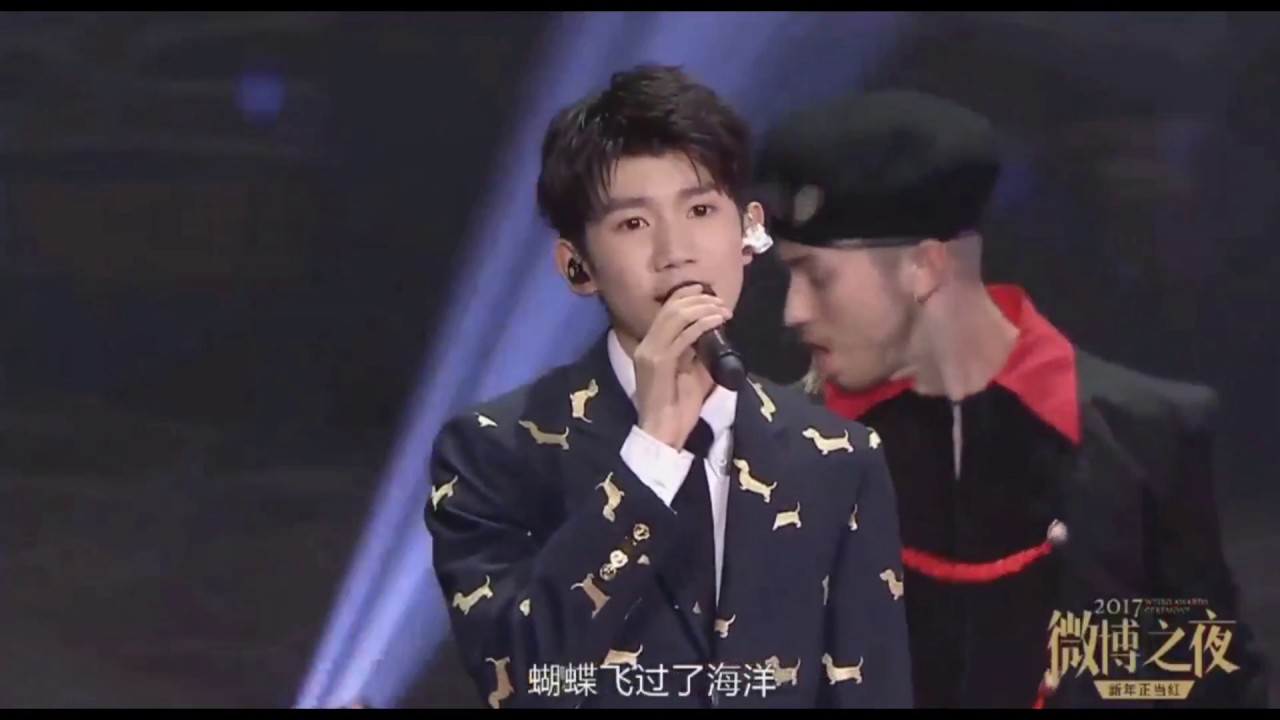 【TFBOYS 王源】TFBOYS《2017微博之夜》星光盛典「比心+年度正能量偶像+《我们的时光》」-Roy Wang