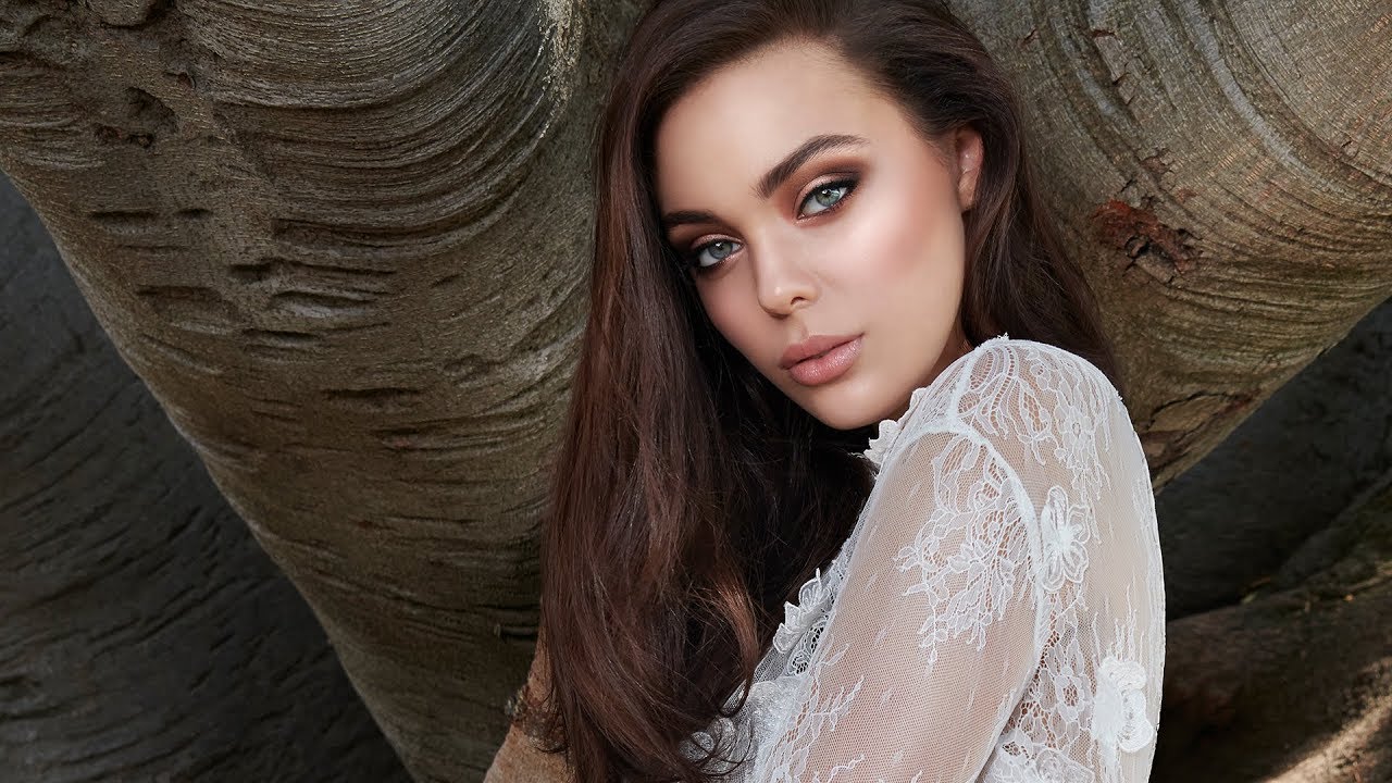 Vicky Papas enchants the ordinary for couture portraits with the Profoto B1X and the OCF Beauty Dish