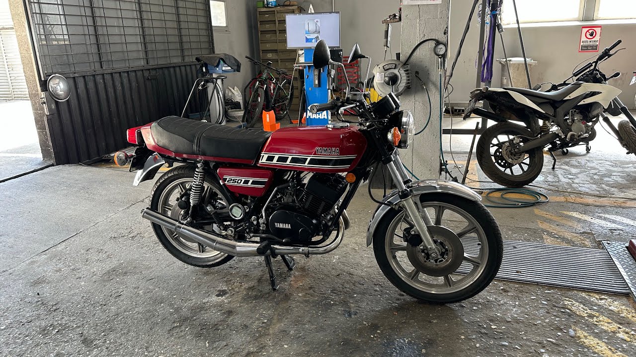 Yamaha RD250 -Compulsory MoT Test for Classic Motorcycles (Controle Technique)