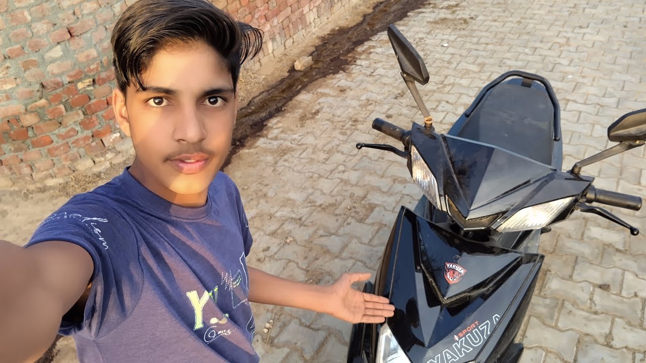 Electric scooty mein song chal rha hai 