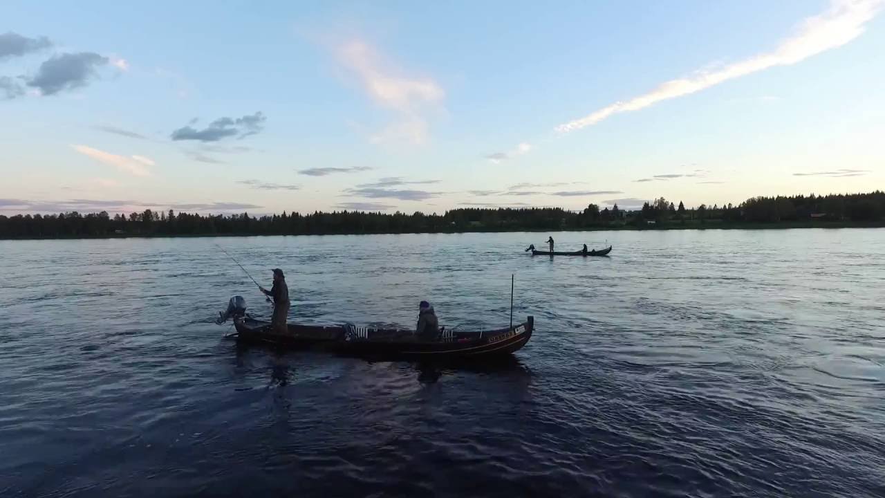 Fly fishing from river boat in Tornio Torne river in Lapland - Mosku BroTeam salmon fishing