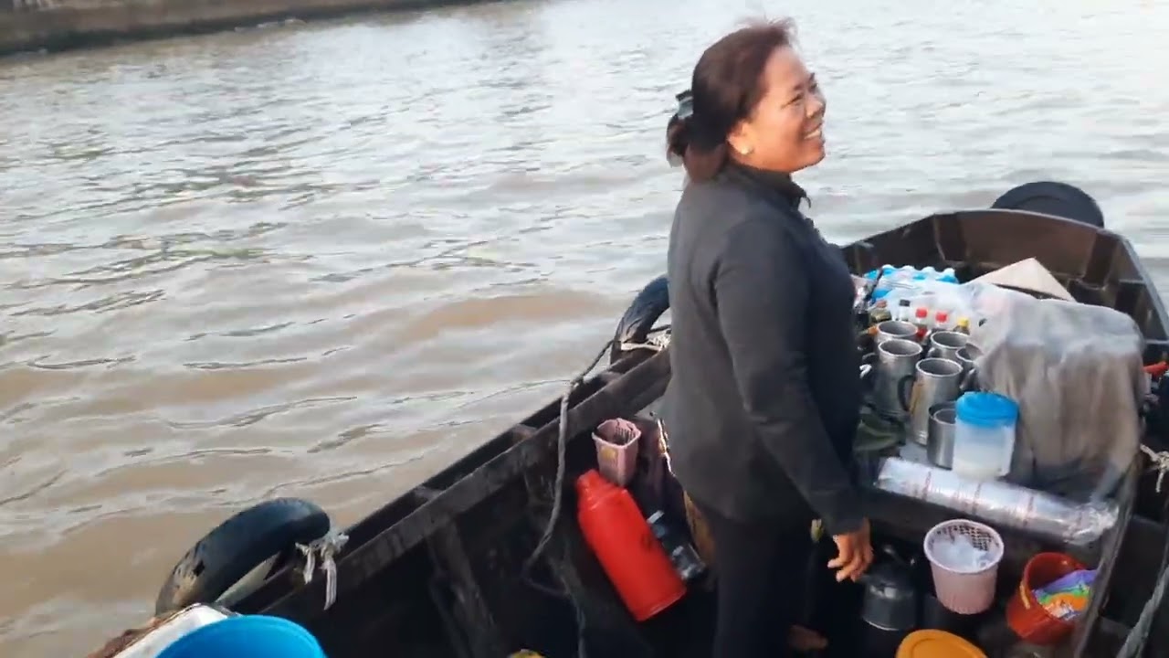 Du lịch chợ nổi c&aacute;i răng c&ugrave;ng hướng dẫn vi&ecirc;n v&agrave; thưởng thức b&uacute;n ri&ecirc;u nh&agrave; h&agrave;ng nổi