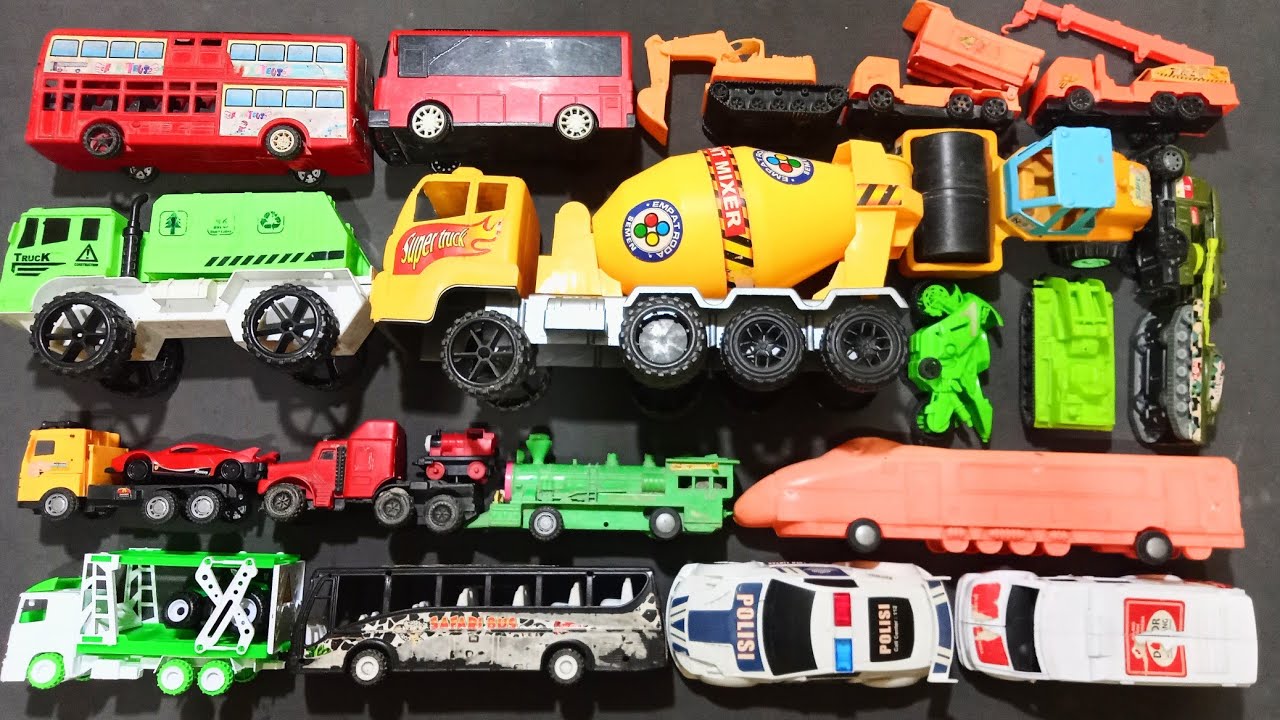Menemukan Mainan Mobil Balap, Truk Molen, Bus Telolet, Kereta Api, Tank Baja, Excavator, Ambulance
