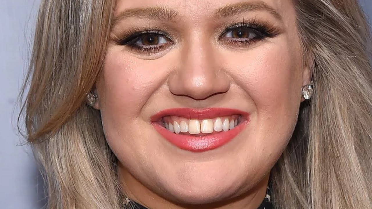 Kelly Clarkson Bloopers That Make Us Love Her Even More