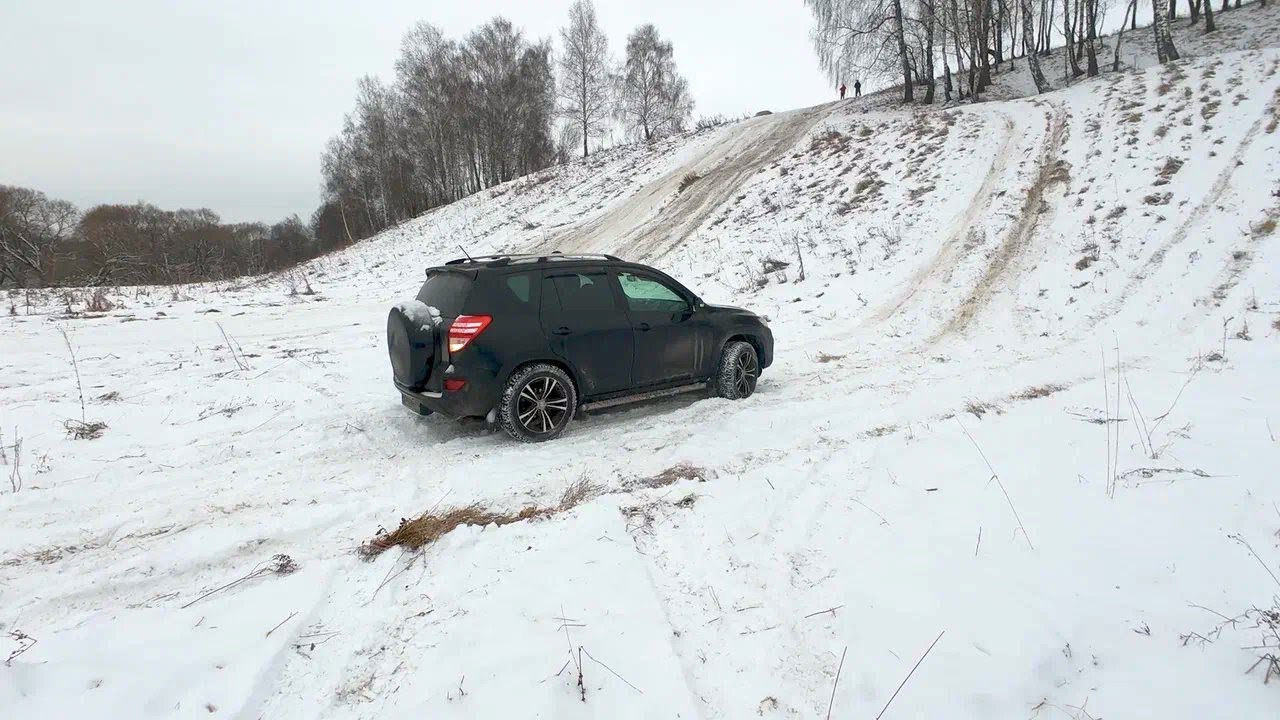TOYOTA RAV 4 против ВНЕДОРОЖНИКОВ на ледяной горке! Jeep Rubicon, Suzuki Jimny, SsangYong Kyron и др