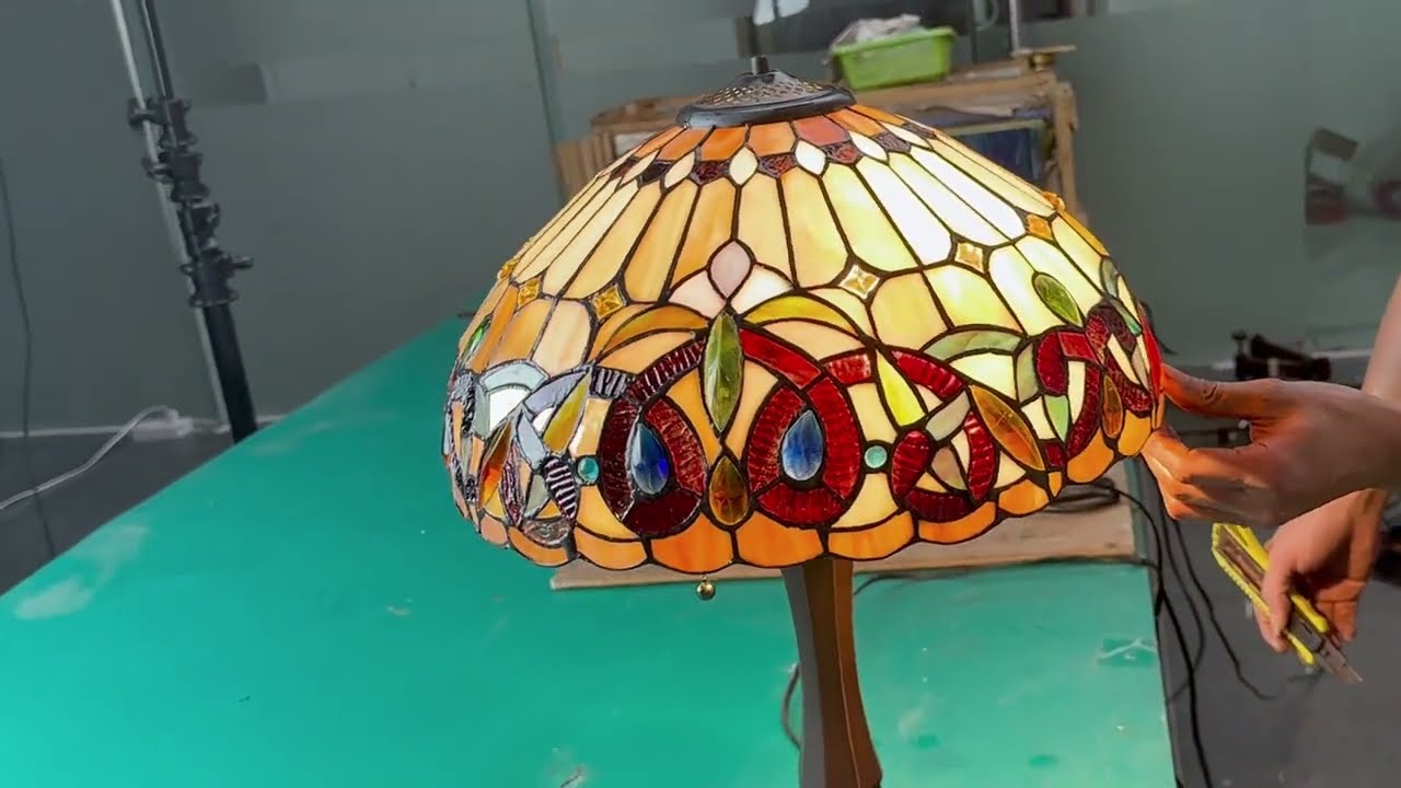 The manufacturing process of Tiffany lamps. tiffanylampusa stained glass lamps production factory.