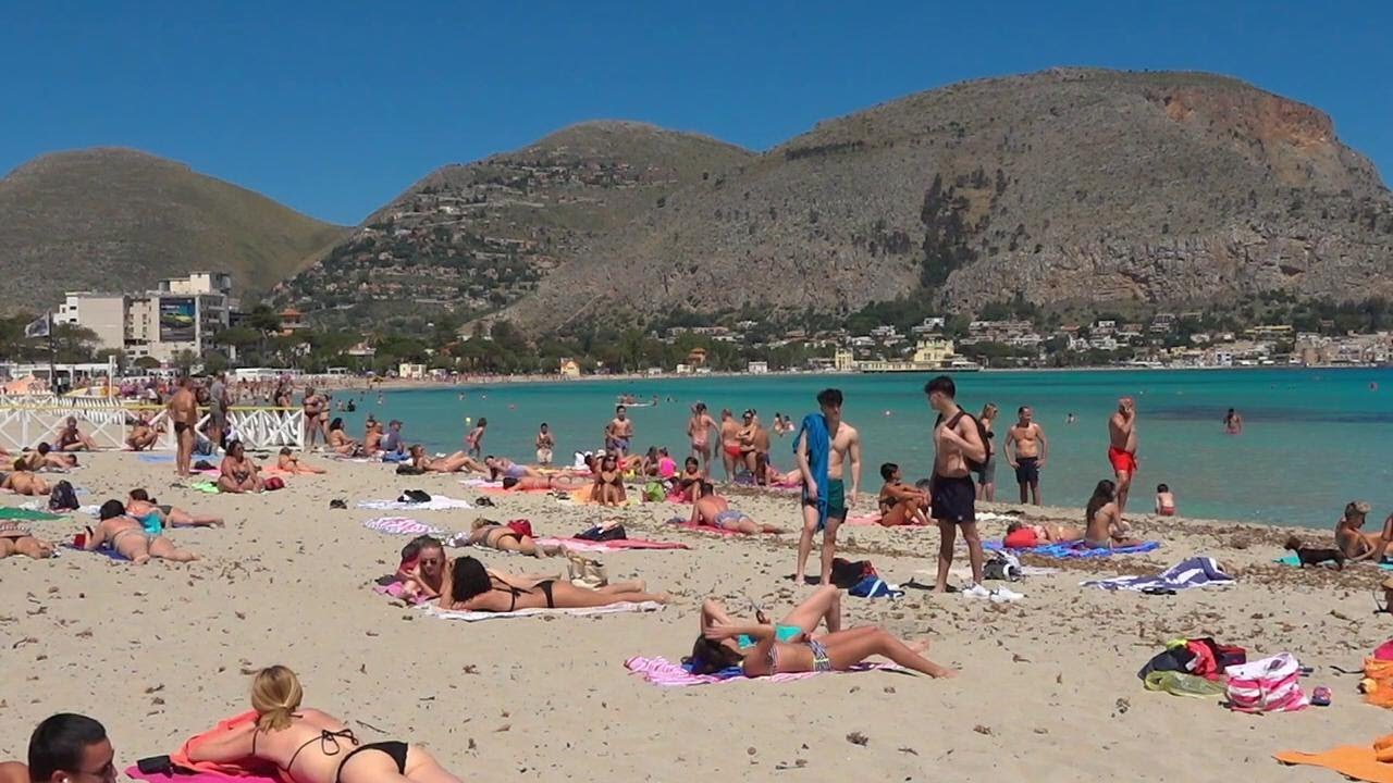 Fase 2, bagno a mare e sport: i palermitani tornano alla spiaggia di Mondello