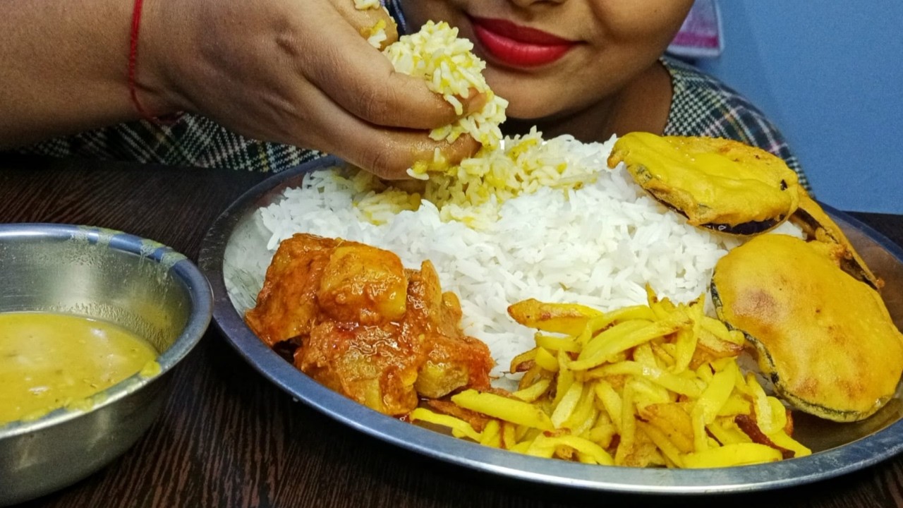 Eating Dal Aloo Parwal Ki Spicy Sabzi Aloo Bhujiya Baingan Pakora Rice | Asmr | Mukbang | Foodie