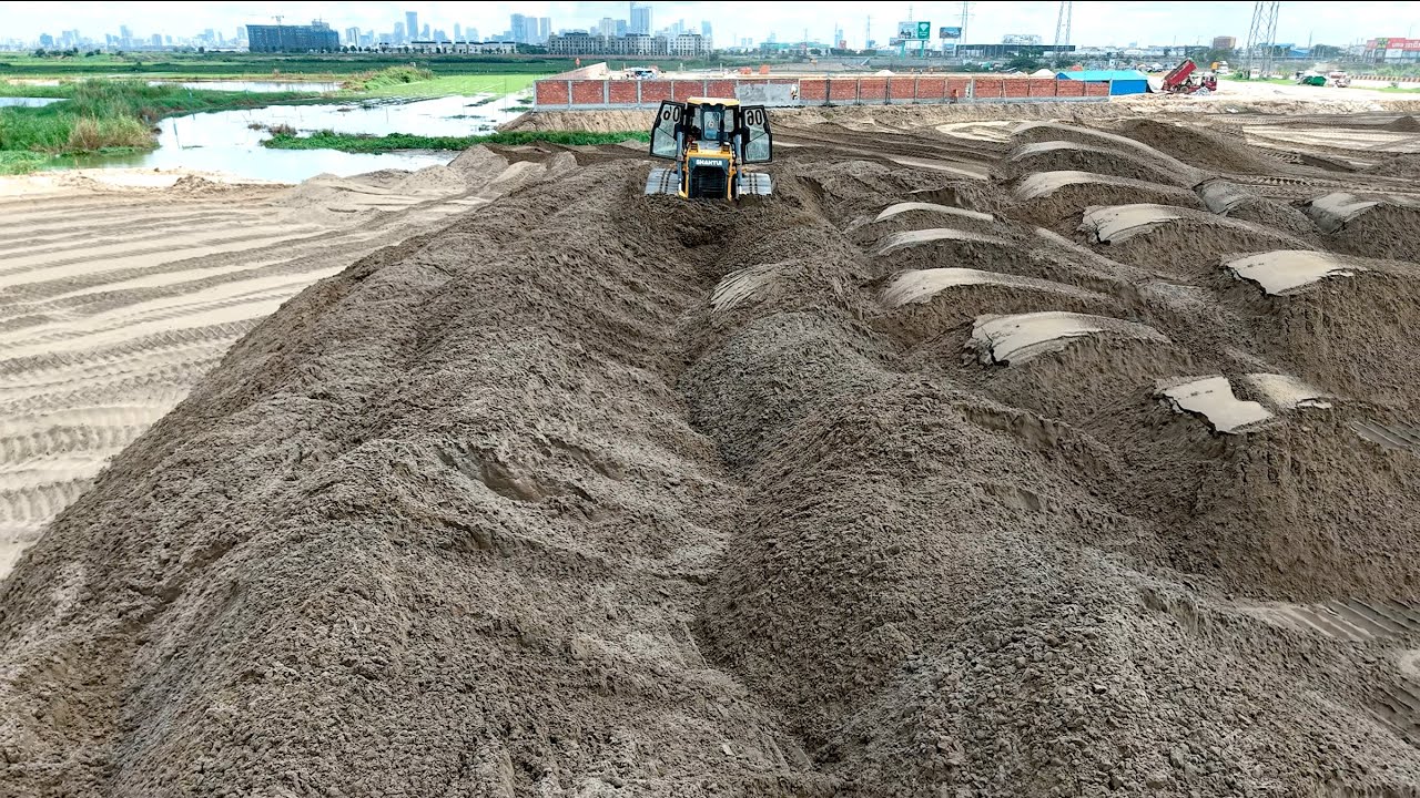 Construction Site Layer2 Filling BY Driver Skill Of SHANTUI DOZER Leveling & Cutting Slope,Truck