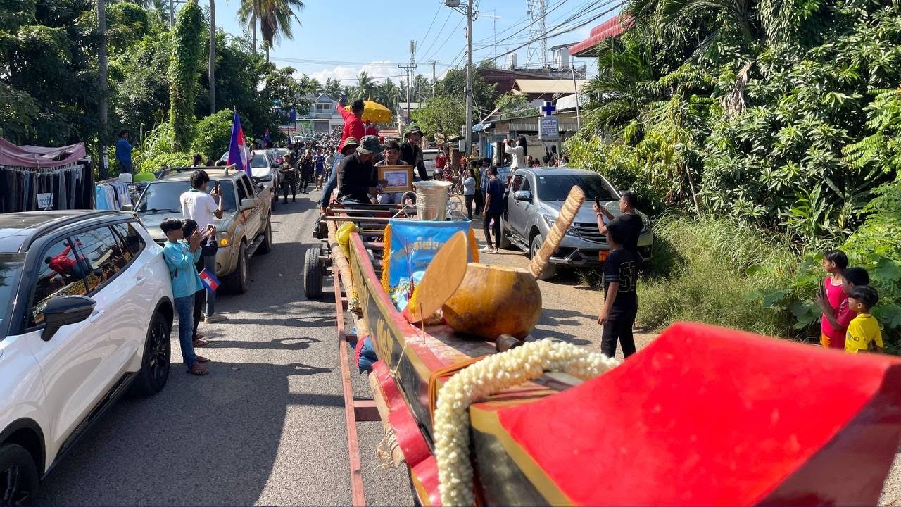 អ្នកបាត់ដំបងរងចាំទទួលទូក ង នរិន្ទរង្សីពិជ័យចិត្របុត្រ ភ្លូកទឹកភ្លូកដី