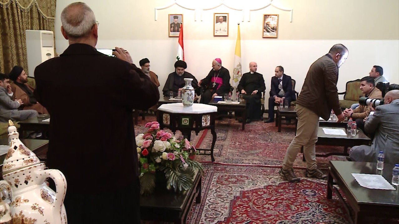 جانب من زيارة الزعيم العراقي السيد مقتدى الصدر إلى كنيسة سيدة النجاة