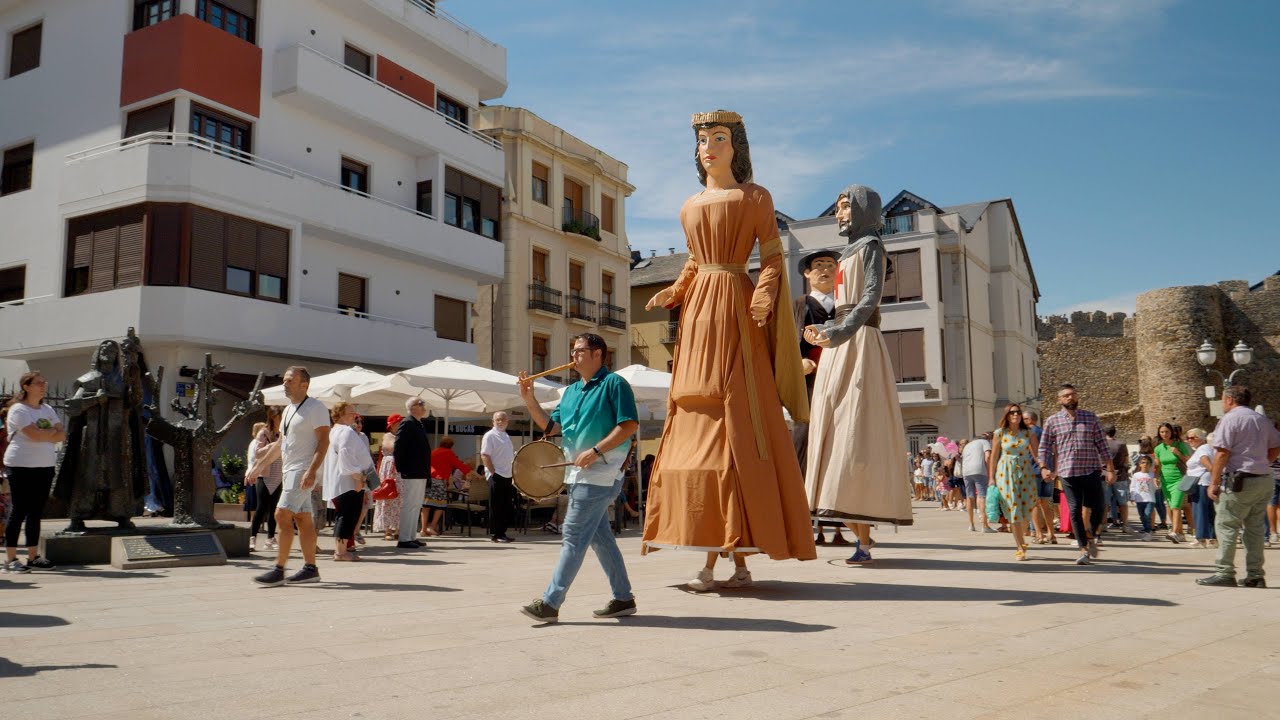 Los gigantes y cabezudos acompañan al VI Encuentro de Tamboriteros de la Encina