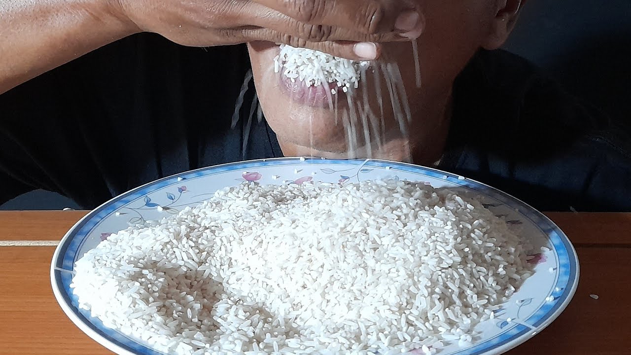 Asmr raw rice eating sounds||makan beras mentah di piring||tiga macam beras||rawrice||asmr indonesia