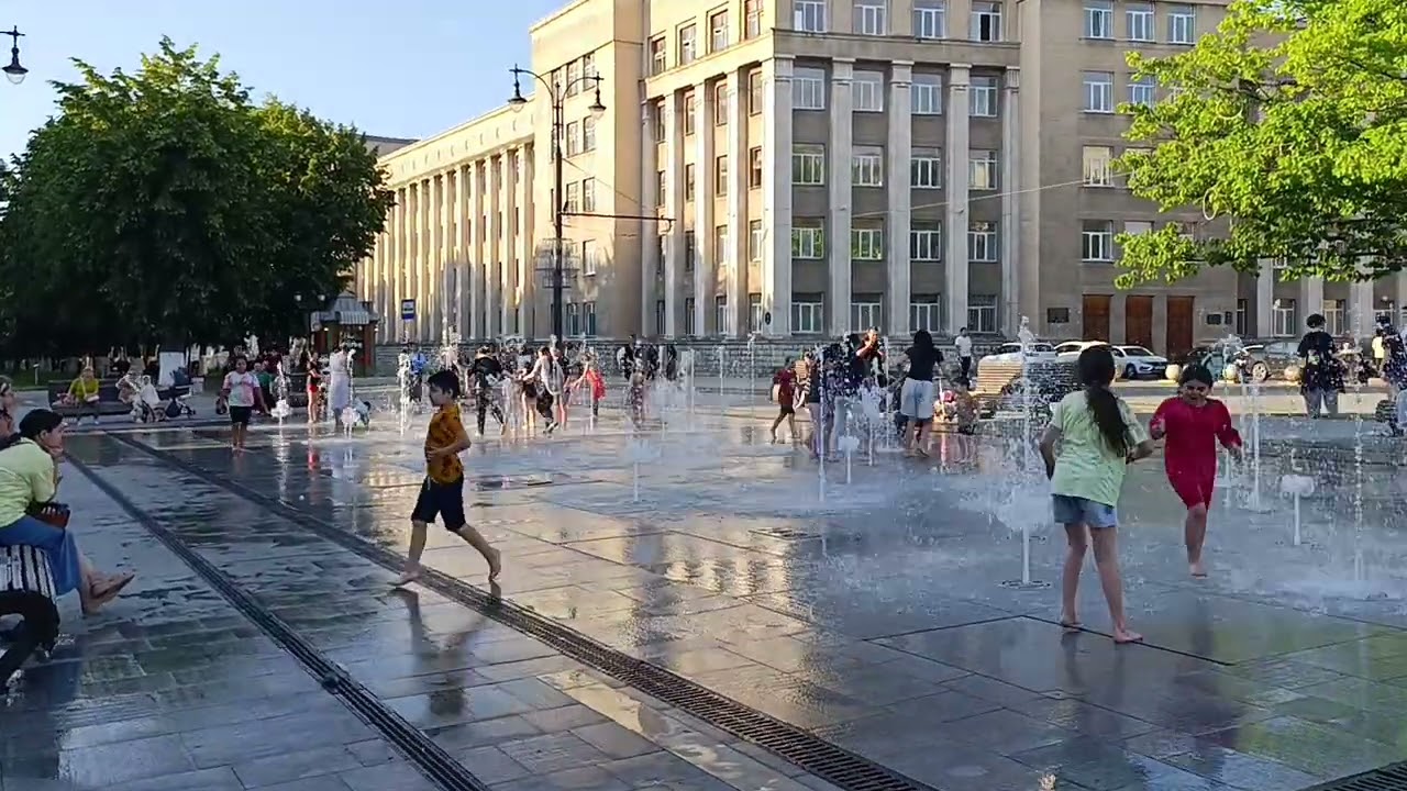Дети в фонтане 😃⛲😊