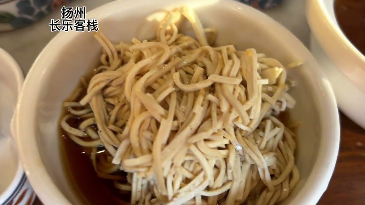 长安客栈淮扬特色早餐（松子烧卖、虾子汤面享受）Chang'an Inn's signature breakfast (pine nut shumai, shrimp noodle soup)