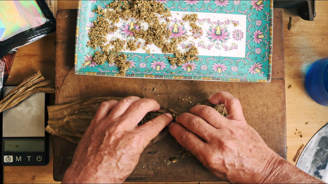 How A Professional Cigar Roller Rolls A Blunt