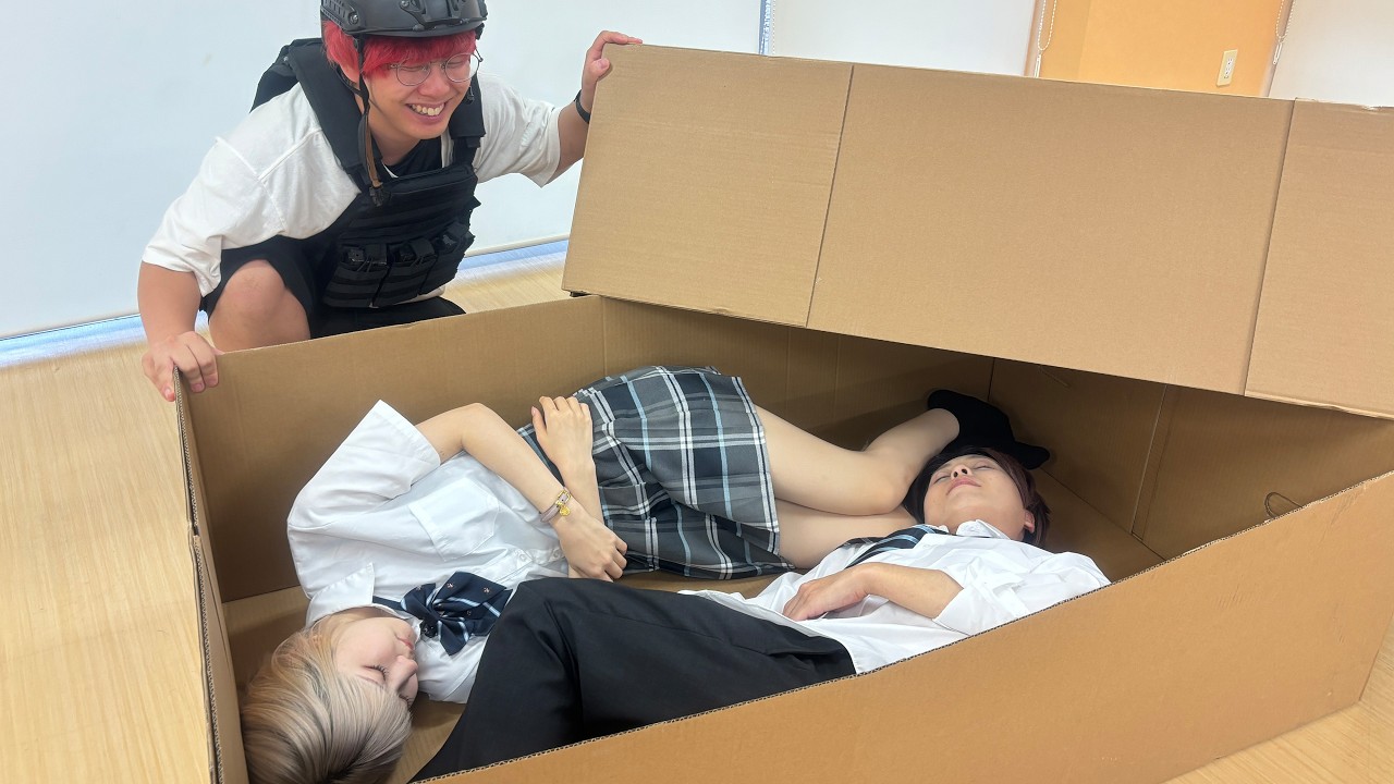 女子高生とダンボールに詰められました…【ほのぼの&やまだゐげーむずコラボ】