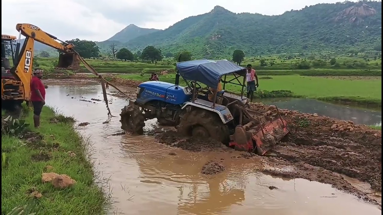 ଟ୍ରାକ୍ଟର କୁ ବାର୍କେଇବାକୁ ଆସି JCB ନିଜେ ଫସିଗଲା 