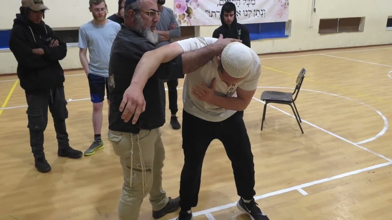 שימוש יעיל בתנועת מרפק - ברכית  בשיטת בזק לחימה הכרעת קרב ב3 שניות עם מיסד וראש השיטה מסטר משה בזק