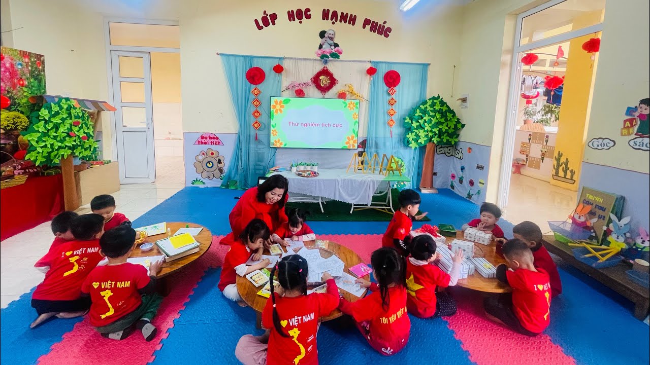 Hoạt động trải nghiệm “ Món quà ngày mùng 8/3” Lớp 3-4A2