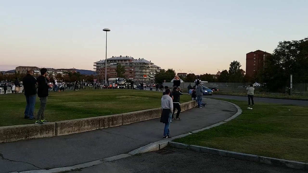 Juve-Fiorentina - Arrivo pullman bianconero allo stadium