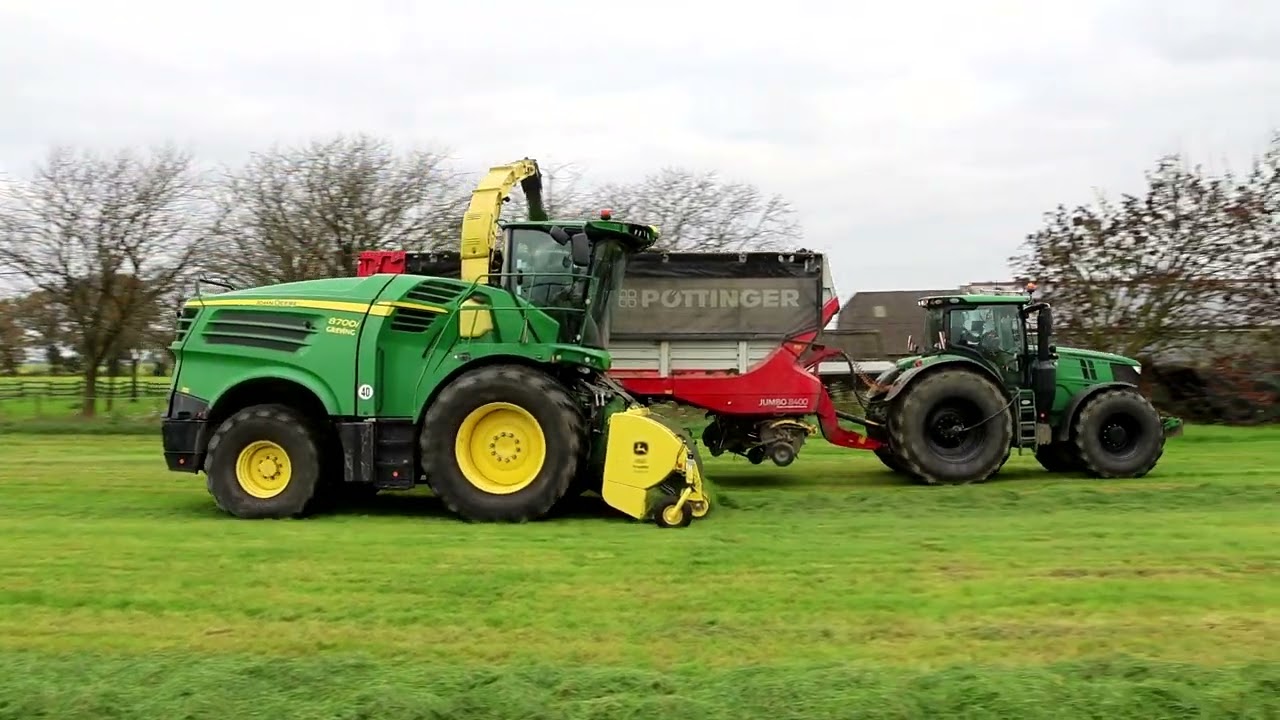 JohnDeere 6250R mit Pöttinger unterm JohnDeere 8700i.