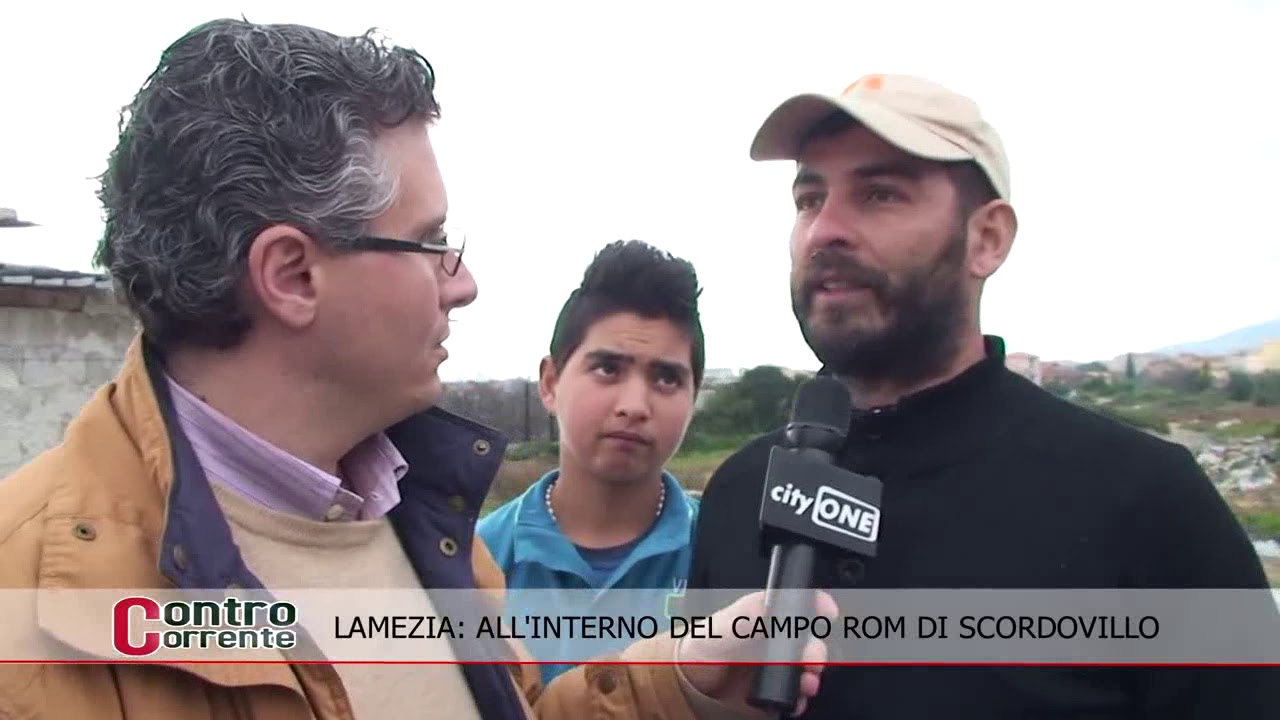 Lamezia Terme (CZ),  all'interno del campo Rom di Scordovillo