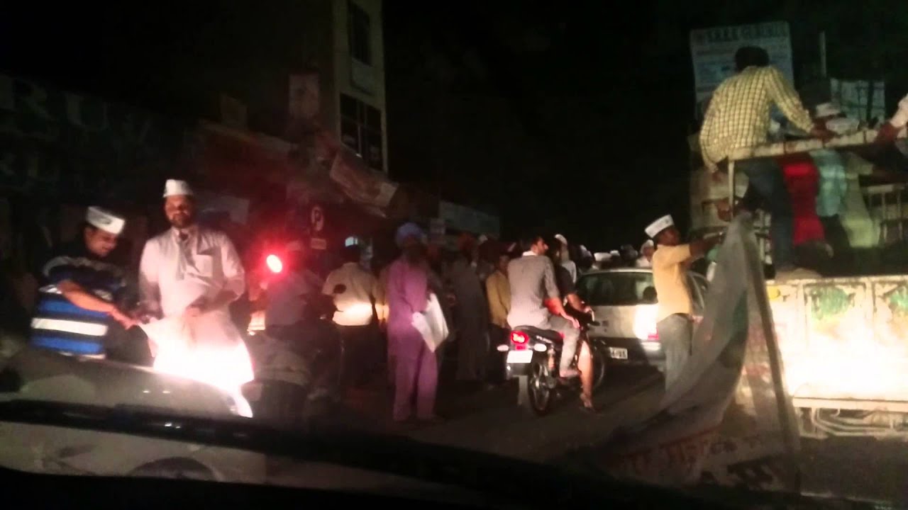 People showering flowers at AAP Moga Rally on 25th April 2014