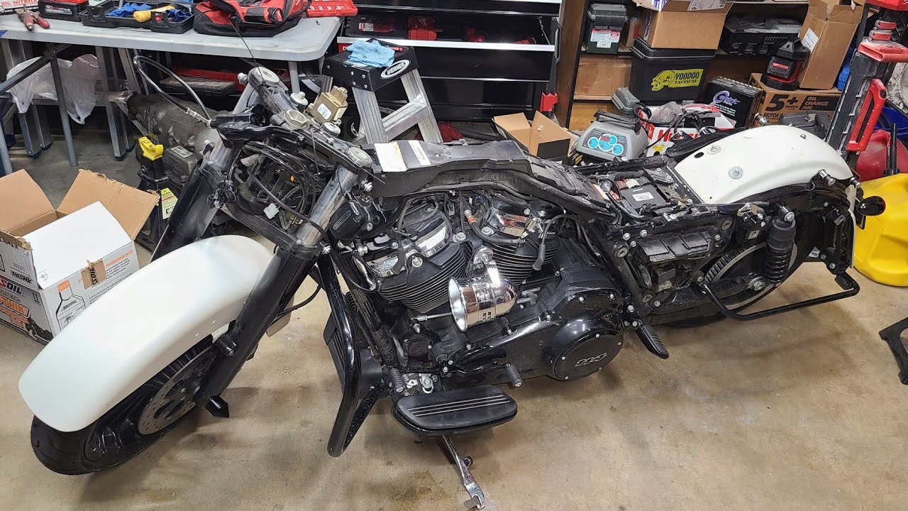 Road King Special Handlebar Install Part 1 (Disassembly)