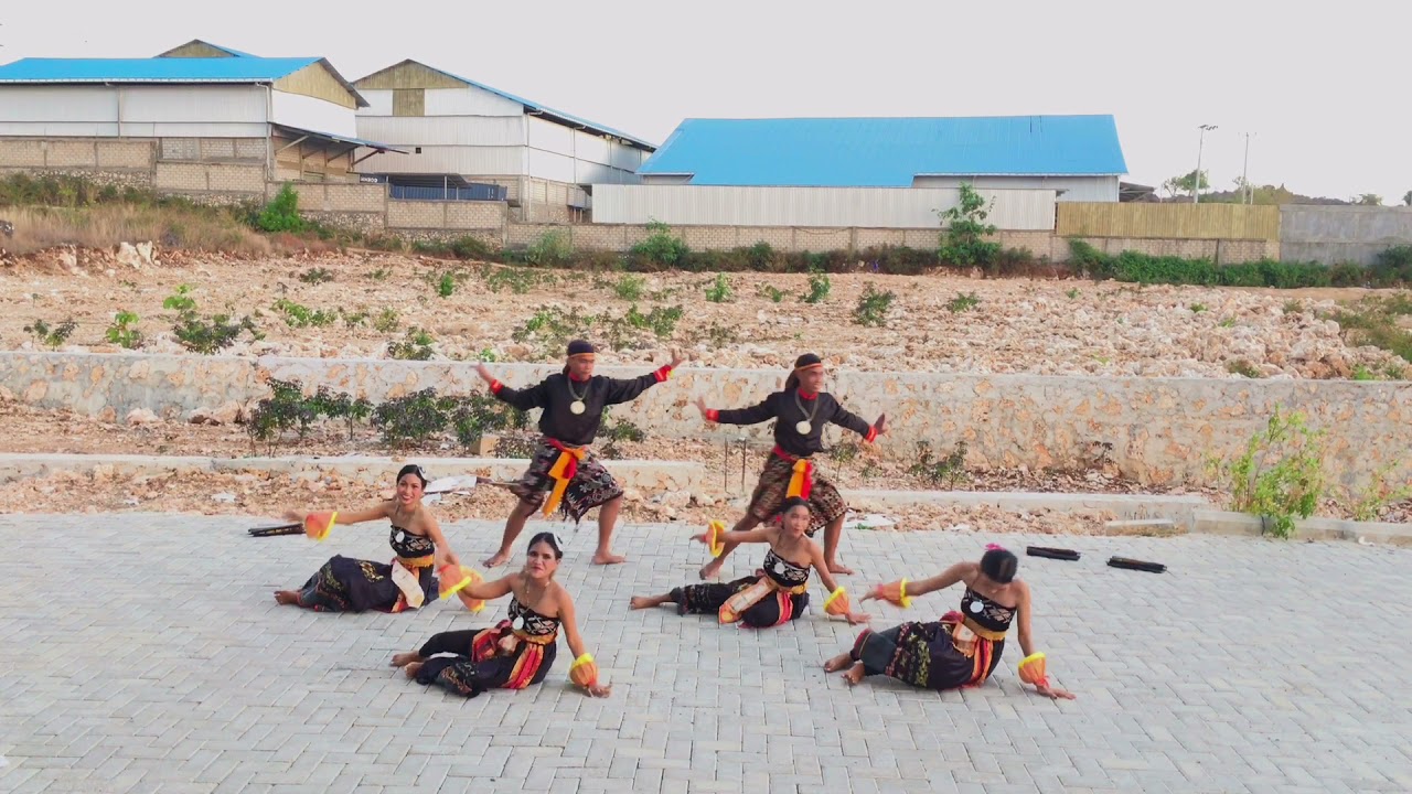 JUARA 1 TARIAN MENENUN PISMA 6 (UNDANA 1)