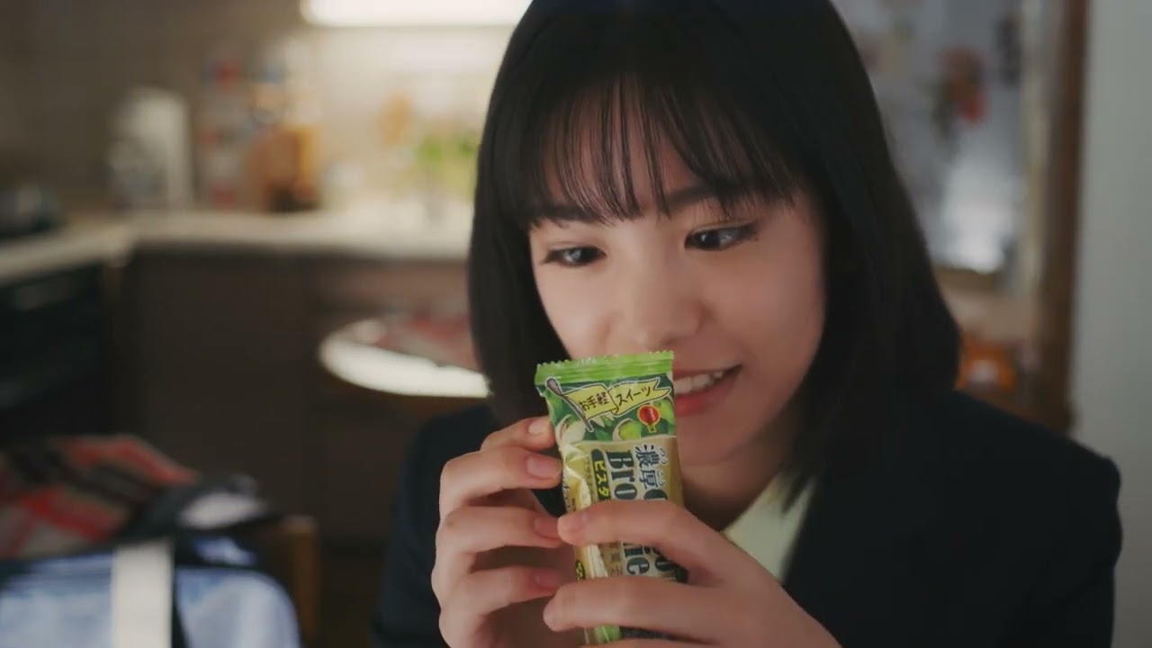 當真あみ「濃厚チョコブラウニーピスタチオ」CMに起用