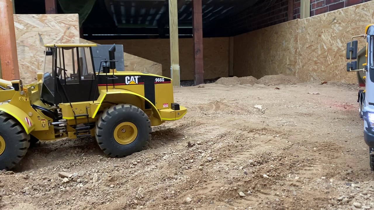 Rc Radlader CAT 966 G2 lädt Volvo FMX 1:14