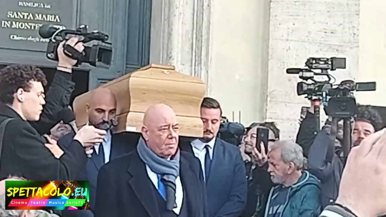 Funerale Enrica Bonaccorti: l'uscita della bara sulle note de 