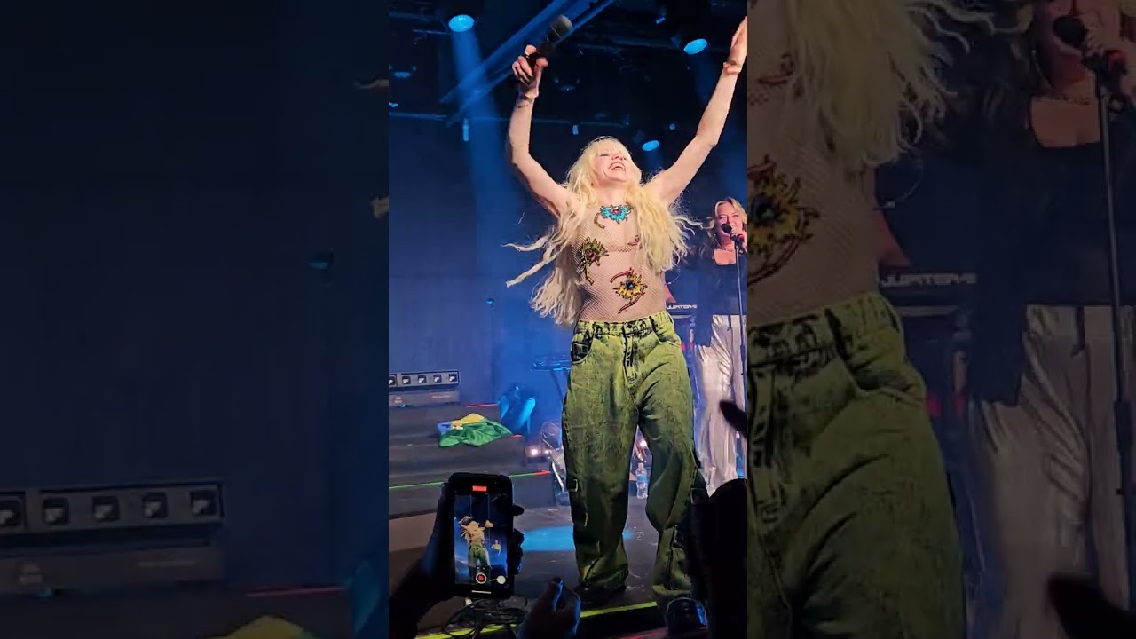 Carly Rae Jepsen - Call Me Maybe (Live in Rio)