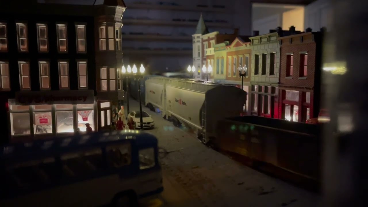 Worlds Smallest Radio Controlled Bus in Ho Scale! (Carson 1/87 RC Bus)