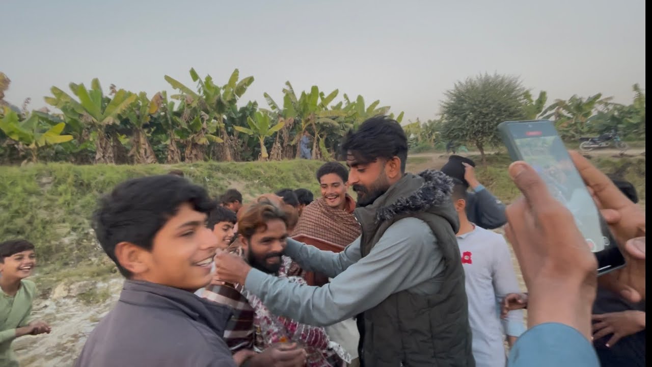 Cricket match jitne k khushi me gulab k ha￼hr