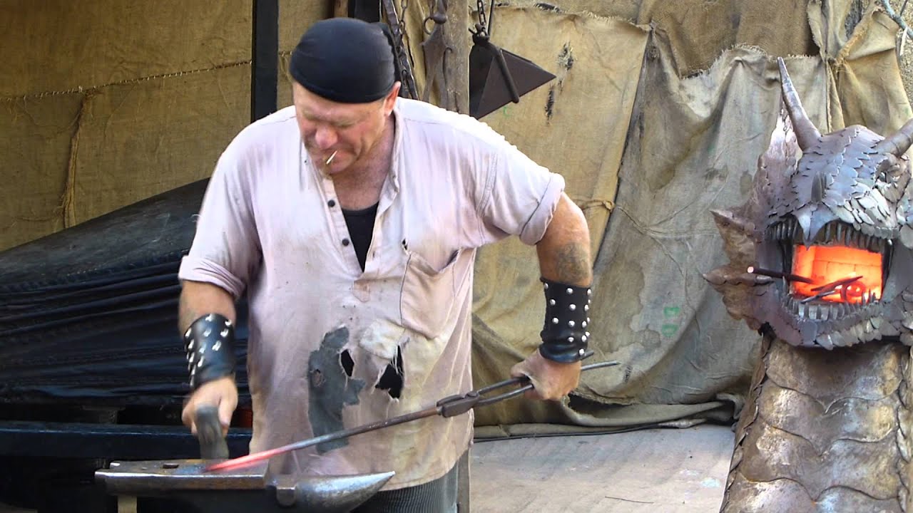 Feria medieval de Ferrol 2013 (A Coruña): herrero forjando un puñal