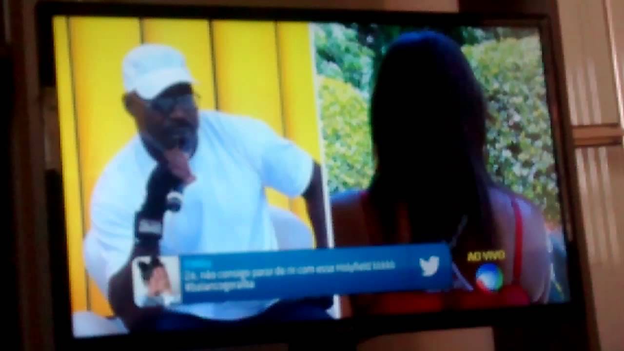 Holyfield e sua namorada dando presente pra ele...