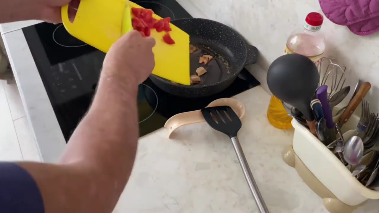 Мой любимый завтрак. Яичница с салом и помидорами на сливочном масле.